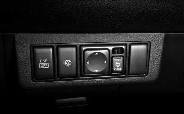 Nissan Tiida, I Рестайлинг — фото 11