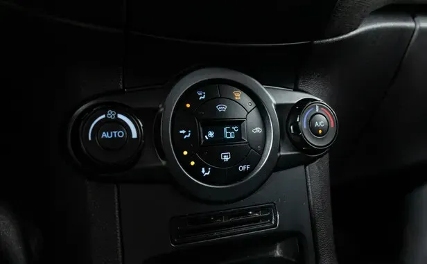 Ford Fiesta, Mk6 Рестайлинг — фото 8