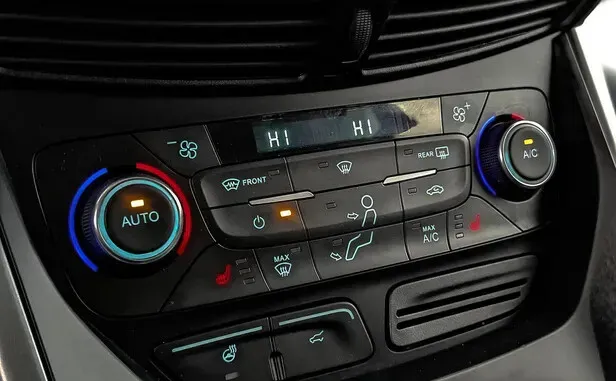 Ford Kuga, II Рестайлинг — фото 12