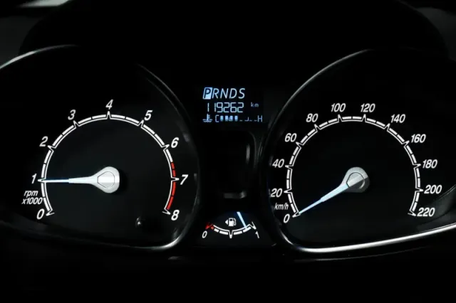 Ford Fiesta, Mk6 Рестайлинг — фото 11