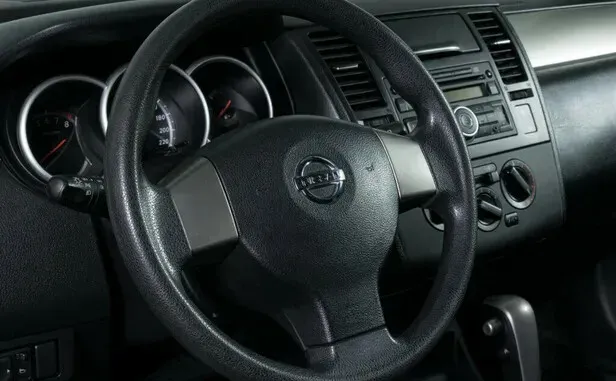 Nissan Tiida, I Рестайлинг — фото 7