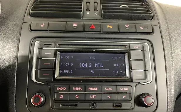 Volkswagen Polo, V Рестайлинг — фото 2