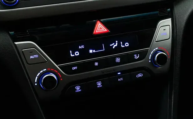 Hyundai Elantra, VI (AD) — фото 10