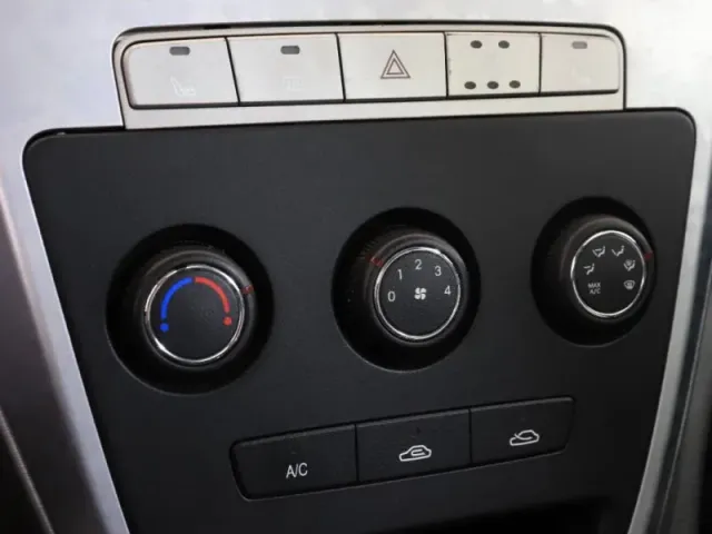 Geely Emgrand X7, I — фото 16